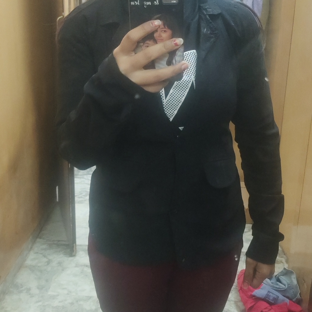 Short black blazer - Picture 2 of 3